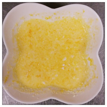 卵黄、牛乳、粉チーズの3つを合わせた卵黄ソース。