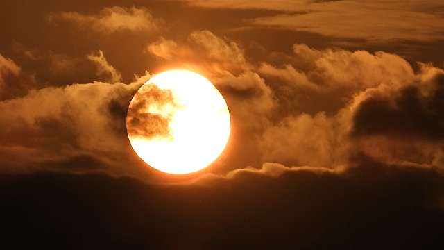 Nikon COOLPIX P1000で撮影した雲の中の太陽 夕陽