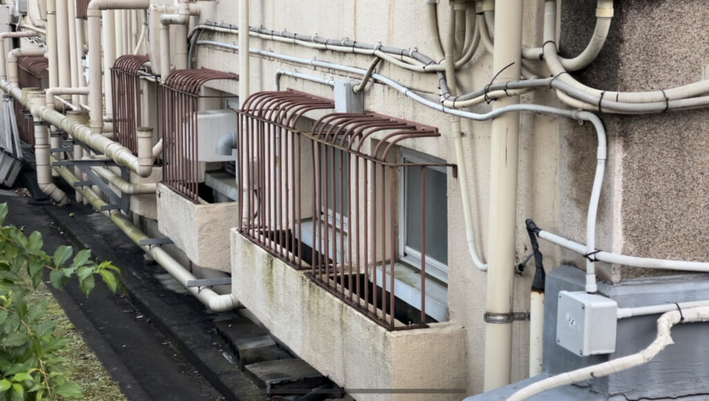 横浜階硫黄会館マッドフラッド・窓の鉄格子