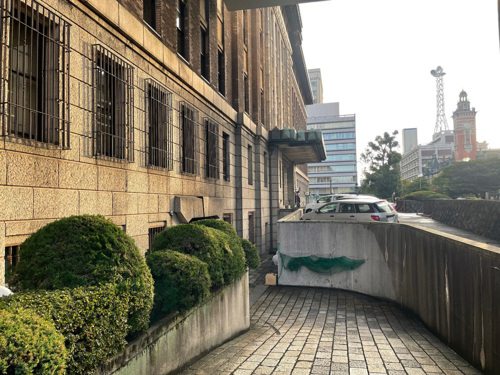 神奈川県庁の半地下・一階が埋まっている事実