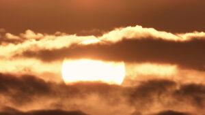 雲の中の太陽「Nikon P1000で撮影」